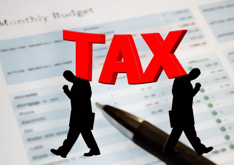 붉은색으로 TAX라고 크게 써있는 그림