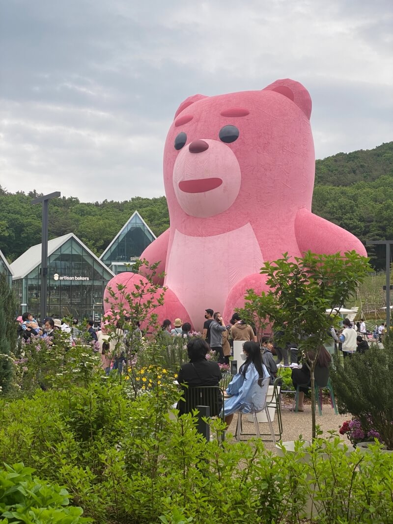 타임빌라스 플라워카페에서 올려다 본 벨리곰