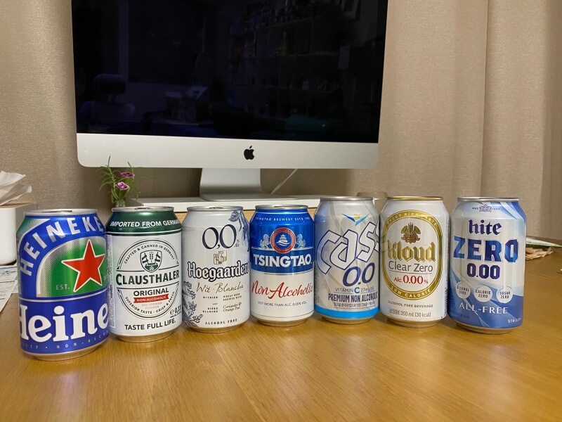 한 줄로 세워놓은 무알콜 맥주 7캔