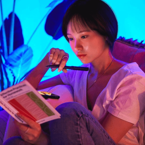 LG전자의 가상 뮤지션 김래아 책을 읽는 모습