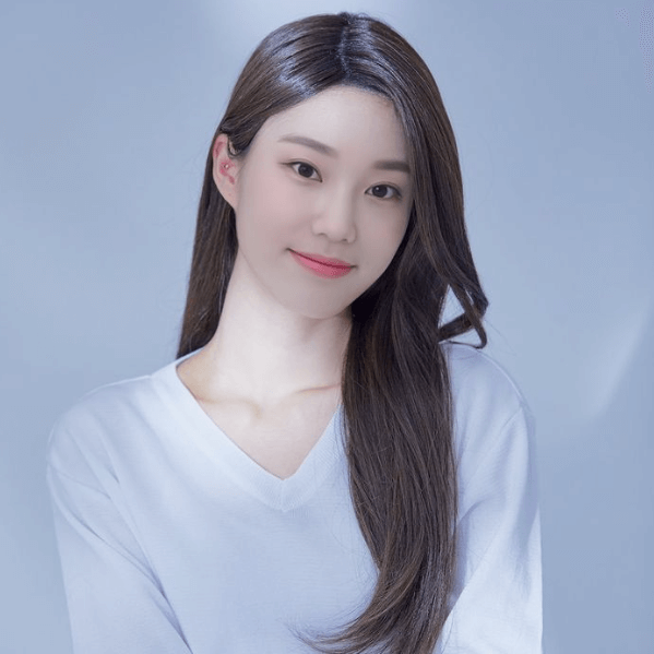 실제와 같은 얼굴을 한 가상 뮤지션 루이의 미소