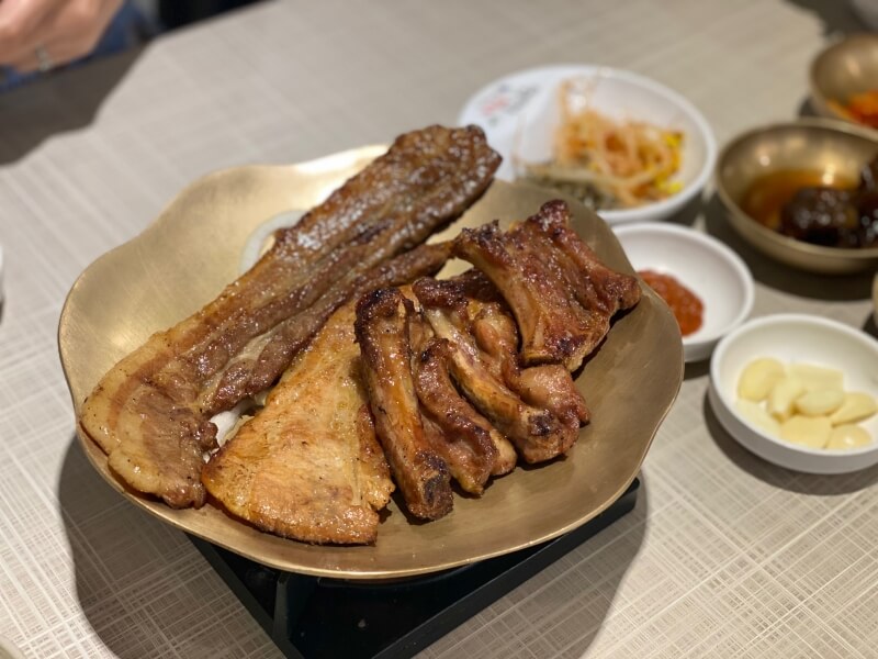 경주 서민식당 통삼겹숯불구이 클로즈업