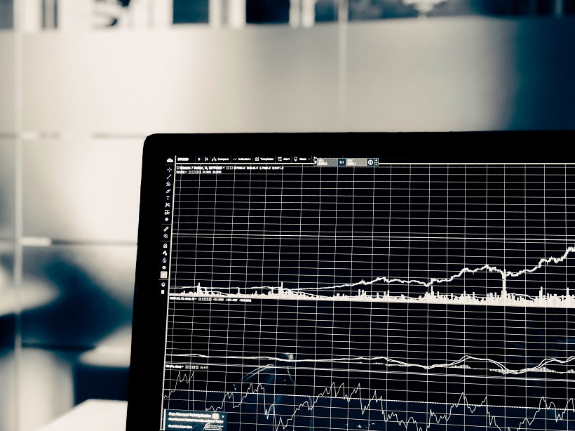 모니터에 표시된 주식 호가 그래프